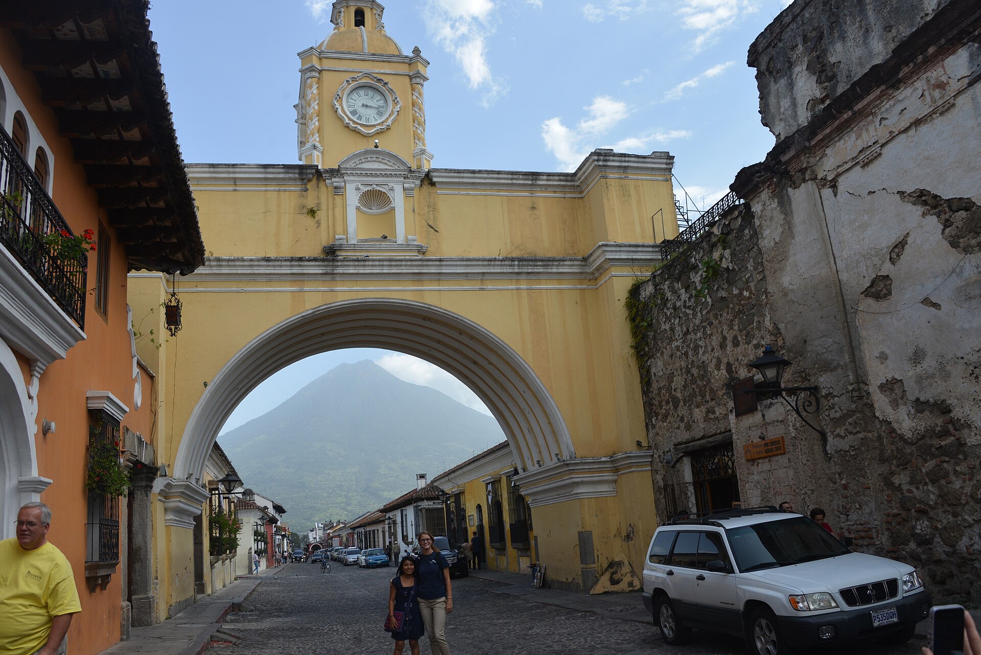 Arco de Santa Catalina en Antigua Guatemala con el volcán al fondo