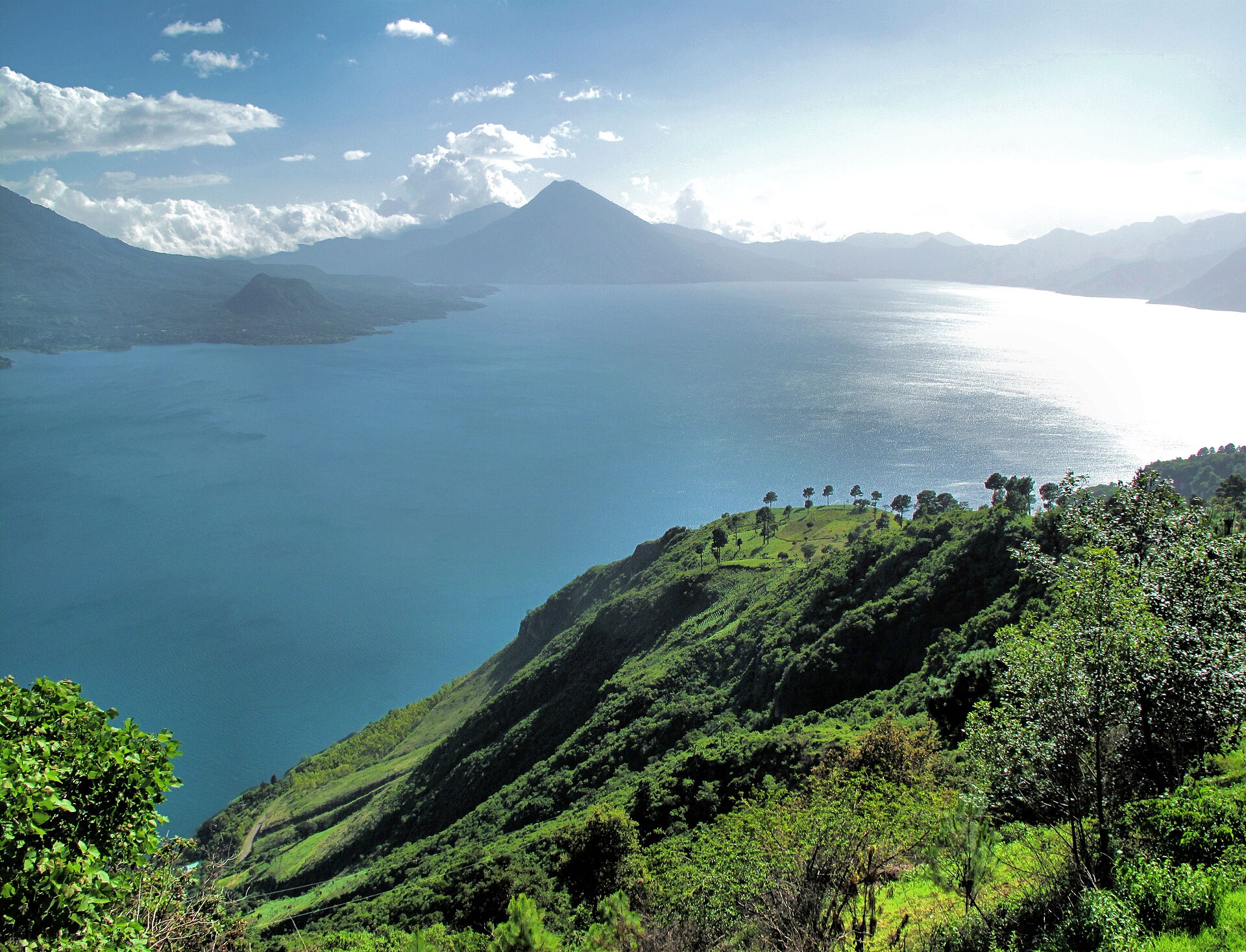 Lago de Atitlán rodeado de volcanes
