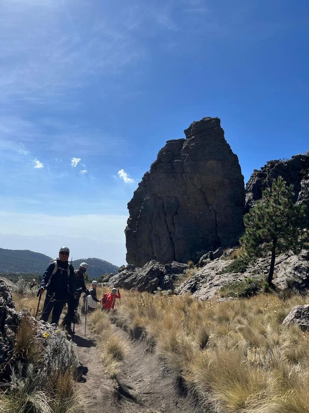 Sendero de la travesía con formación rocosa — fotografía del documento HMMX