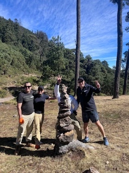 Construyendo torre de piedras