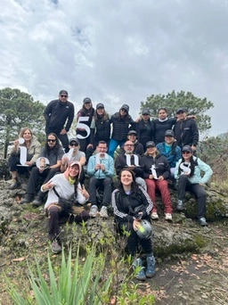 Equipo celebrando en la cima de la montaña